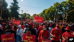 25일 남아공 프리토리아에서 신종 코로나바이러스 백신 추가 공급을 요구하는 시위가 열렸다.