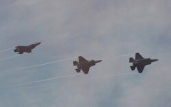 지난해 10월 한국 성남 서울비행장에서 열린 국제항공우주방산전시회에서 한국 공군 F-35A 전투기 편대가 시범 비행을 했다.