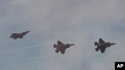 한국 공군 F-35 A 스텔스 전투기들이 경기도 성남 인근에서 비행하고 있다. (자료사진)