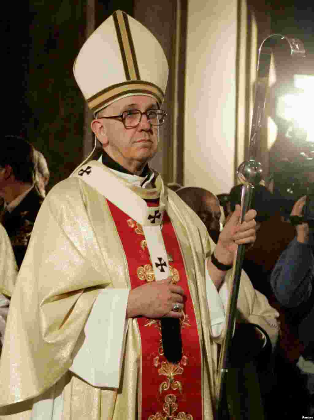 Argentine Cardinal Jorge Mario Bergoglio conducts a mass in honor of Pope John Paul II at the Buenos Aires' cathedral, April 4, 2005. Cardinal Bergoglio is one of the Roman Catholic cardinals considered possible candidates to succeed Pope John Paul as lea