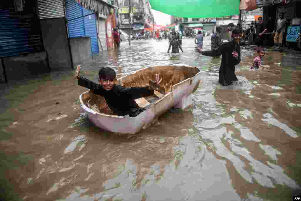 برساتی پانی کے مسائل اپنی جگہ لیکن اپنی گلی میں ٹوٹے ہوئے باتھ ٹب میں کشتی رانی کا لطف ہی کچھ اور ہے۔