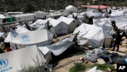 Seorang pengungsi terlihat berjalan di kamp pengungsi Moria di timur laut Lesbos, kepulauan Yunani, 16 Maret 2017.