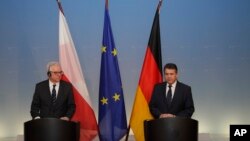 German Foreign Minister Sigmar Gabriel (R) and his Polish counterpart Jacek Czaputowicz (L) brief the media after a meeting at the foreign ministry in Berlin, Jan. 17, 2018. 