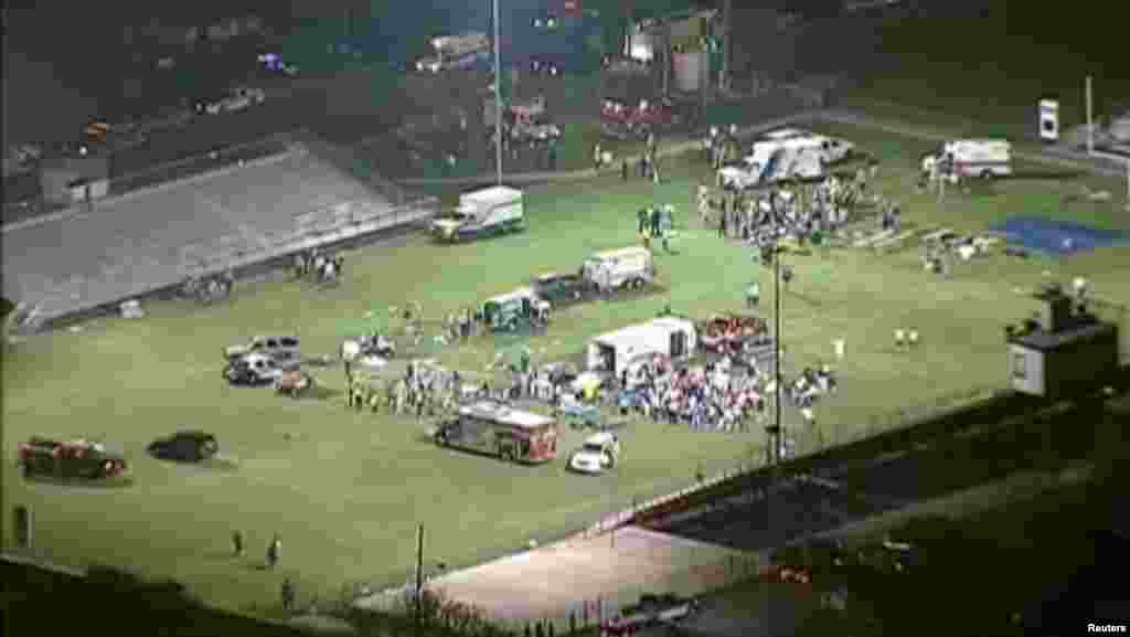 Gambar yang diambil dari video WFAA-TV ini menampilkan suasana di lapangan sepakbola sebuah SMA setempat, yang digunakan untuk lokasi penampungan sekaligus perawatan bagi para korban ledakan pabrik pupuk di kota West, Texas, 18 April 2013.