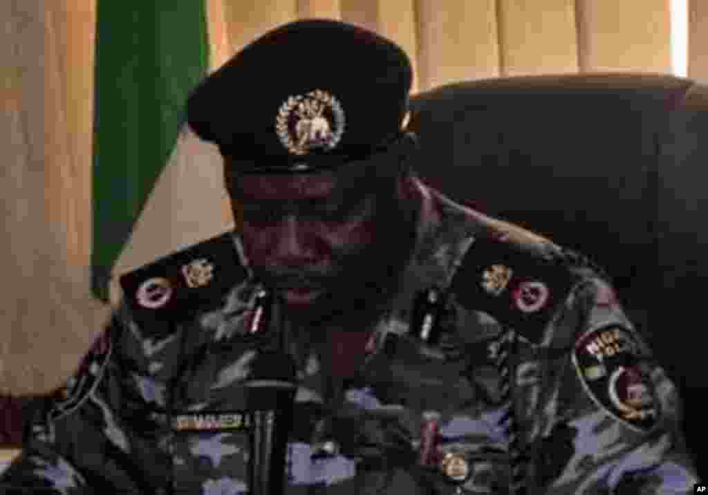 Kwamishinan 'Yan Sanda na Jihar Bauchi, Mohammed Ladan, yana bayani ga 'yan jarida game da tashin bam a harabar majami'ar Harvest Field Church dake Unguwar Yelwa a Bauchi, lahadi 3 Yuni 2012