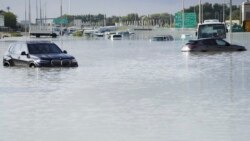 Lluvias torrenciales azotan Dubái imposibilitando el funcionamiento de una ciudad habituada a lujos y excentricidades
