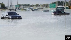 Vehículos varados en un tramo inundado de una importante calle en Dubái, Emiratos Árabes Unidos, el miércoles 17 de abril de 2024. 