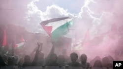 Varias personas asisten a una protesta propalestina en Roma, el sábado 5 de octubre de 2024, previo al primer aniversario del atentado de Hamás en el sur de Israel el 7 de octubre.