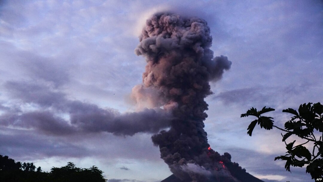Gunung berapi Mayon terus menyemburkan abu dan lava, seperti yang terlihat dari kota Daraga, di provinsi Albay, selatan Manila, 23 Januari 2018.