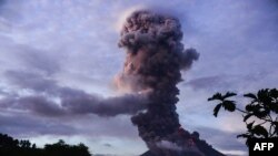 Gunung berapi Mayon terus menyemburkan abu dan lava, seperti yang terlihat dari kota Daraga, di provinsi Albay, selatan Manila, 23 Januari 2018.