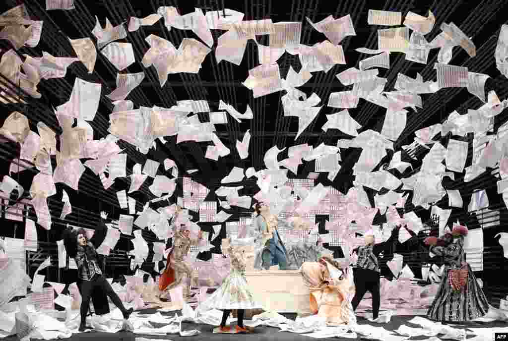 Singers of the Hamburg State Opera perform during a dress rehearsal of the opera "Le Nozze di Figaro" (The Marriage of Figaro) by Wolfgang Amadeus Mozart at the State Opera in Hamburg, northern Germany, Nov. 11, 2015. The opera buffa, which was composed in 1786, will premiere on Nov. 15, 2015.