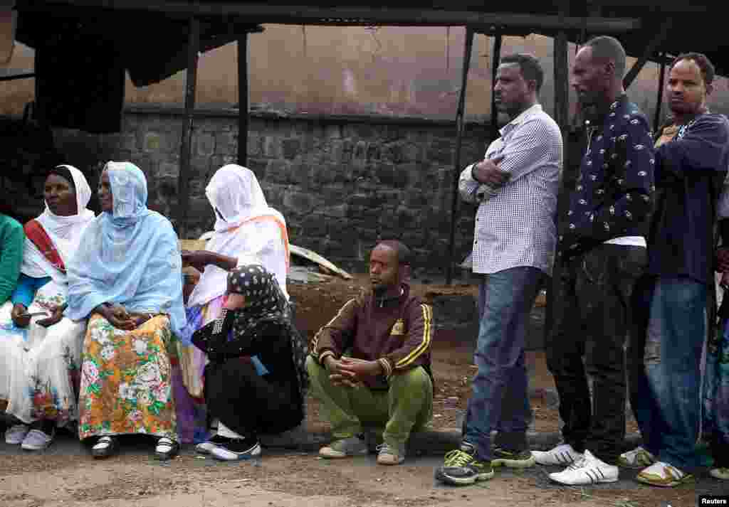 Watu wakisubiri kwenye mstari ili kupiga kura zao katika kituo kimoja cha kupiga kura mjini Addis Ababa, May 24, 2015.
