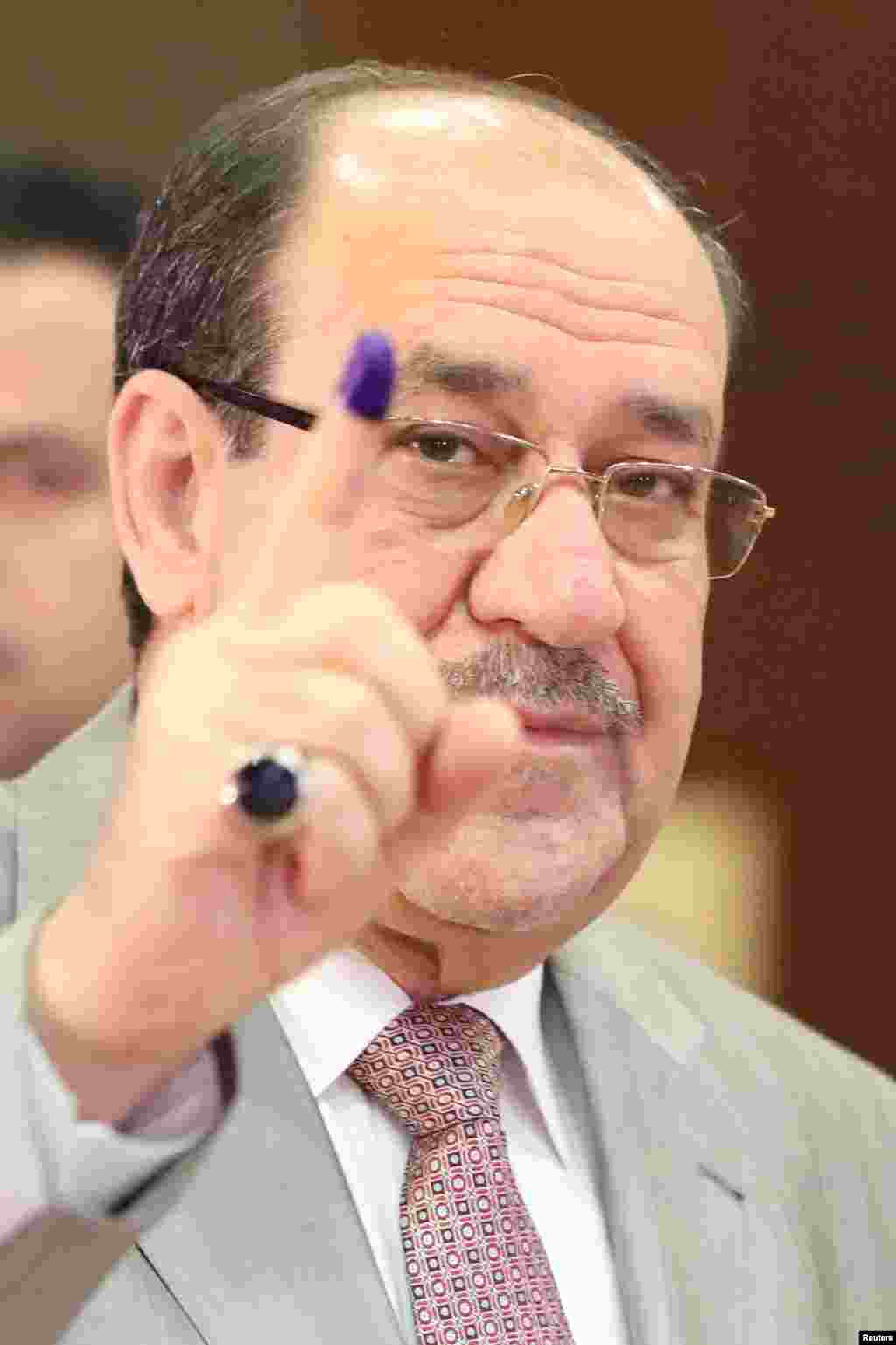 آغاز انتخابات پارلمانی عراق و حضور نوری المالکی، معاون رئیس جمهوری و نخست وزیر سابق عراق پای صندوق رای در بغداد. 