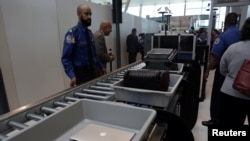 Badan Keamanan Transportasi Amerika memeriksa bagasi para penumpang di Terminal 4, Bandara JFK di New York, 17 Mei 2017. (Foto:Dok)