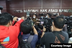 Suasana konferensi pers Wakil Ketua KPK Nurul Ghufron dan Komisioner Komnas HAM Choirul Anam di Jakarta pada Kamis (17/6). (Foto: Komnas HAM)
