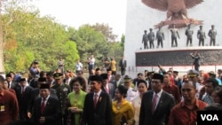 Presiden Jokowi dan rombongan usai melihat Monumen Pancasila Sakti Pahlawan Revolusi, Kamis, 1 Oktober 2015. (VOA/Andylala)