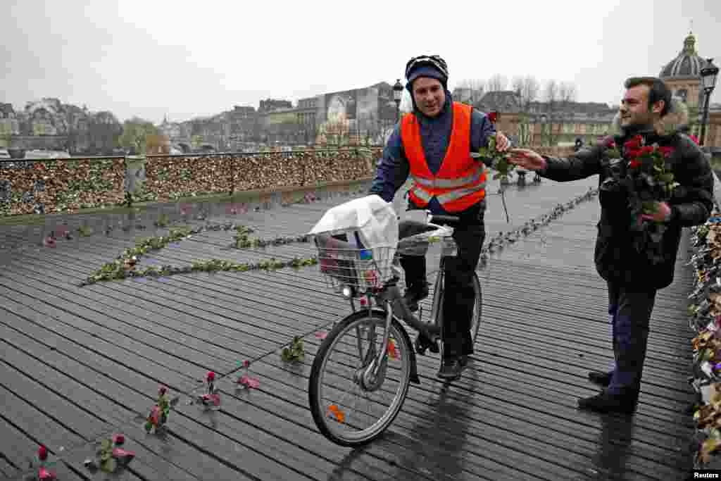 ایک آدمی سائیکل سوار کو سرخ گلاب دے رہا ہے۔