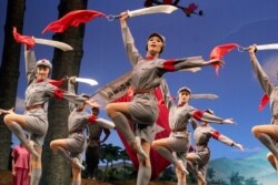 资料照：中国歌剧舞剧团在南宁表演芭蕾舞剧《红色娘子军》（2006年11月9日）