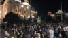 Nekoliko hiljada ljudi okupljeno je ispred Skupštine Srbije, 11. jula 2020.