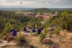 Para siswa memandang Santa Fe, kampus St. John's College di New Mexico. (Foto: Courtesy)