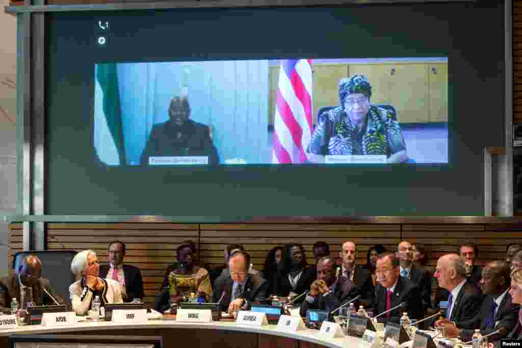 Sierra Leone&#39;s President Ernest Bai Koroma (top left) and Liberia&#39;s President Ellen Johnson Sirleaf appear via video conference at a meeting to address the Ebola crisis, during the IMF-World Bank annual meetings, in Washington, Oct. 9, 2014. 