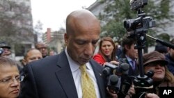 Mantan walikota New Orleans, Ray Nagin didampingi istrinya, Seletha, meninggalkan pengadilan federal di New Orleans, Rabu (12/2).