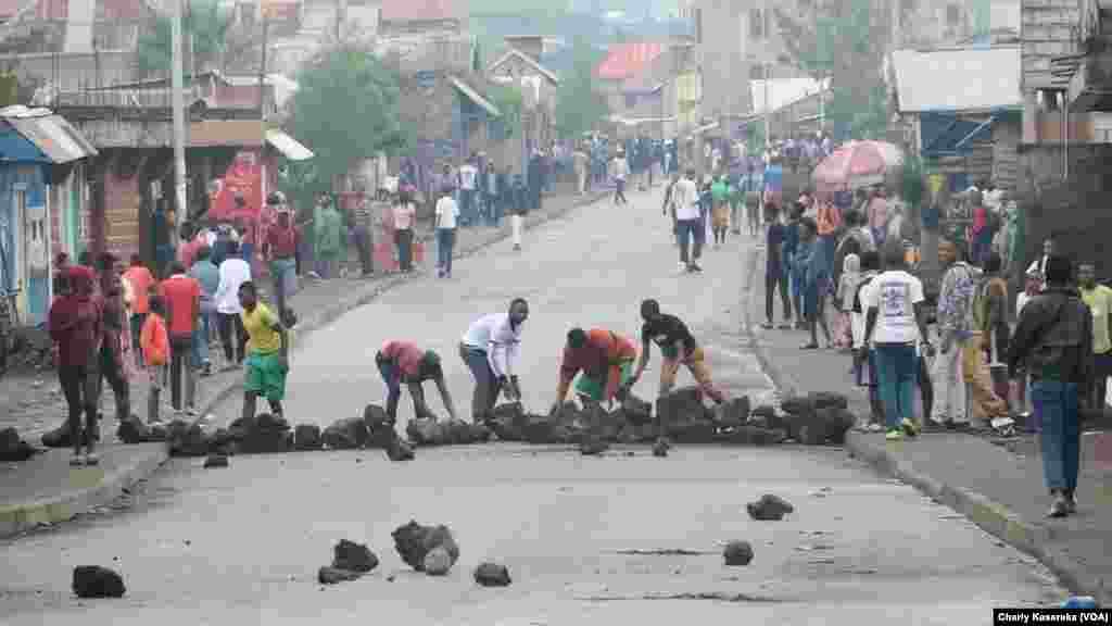 Des manifestants ont affronté la police dans les rues de Goma, en RDC, le 30 octobre 2017. (VOA/Charly Kasereka)