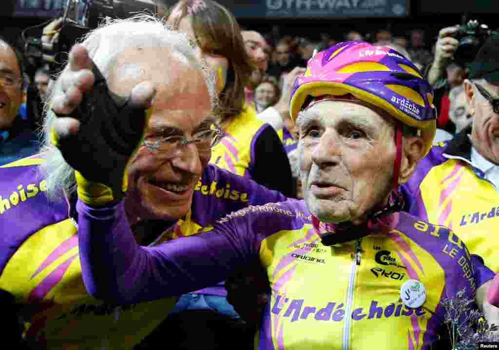 Pesepeda asal Perancis, Robert Marchand, yang berusia 105 tahun, setelah selesai mengendarai sepeda sejauh 22,528 kilometer dalam waktu satu jam, yang memecahkan rekor baru untuk arena dalam ruang, Velodrome National, di Montigny-les-Bretonneux, barat daya Paris.(Reuters/Jacky Naegelen)