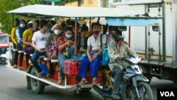 ក្រុម​កម្មករ​រោងចក្រ​ពាក់ម៉ាស់​ ពេល​ធ្វើ​ដំណើរ​តាម​ដងផ្លូវ​ ខណៈ​កម្ពុជា​កំពុង​ប្រឈម​ការ​រាតត្បាត​នៃ​ជំងឺកូវីដ១៩​ នៅ​ភ្នំពេញ ថ្ងៃទី១០ ខែមីនា​ ឆ្នាំ២០២១។​ (ហ៊ាន​ សុជាតា/វីអូអេ)