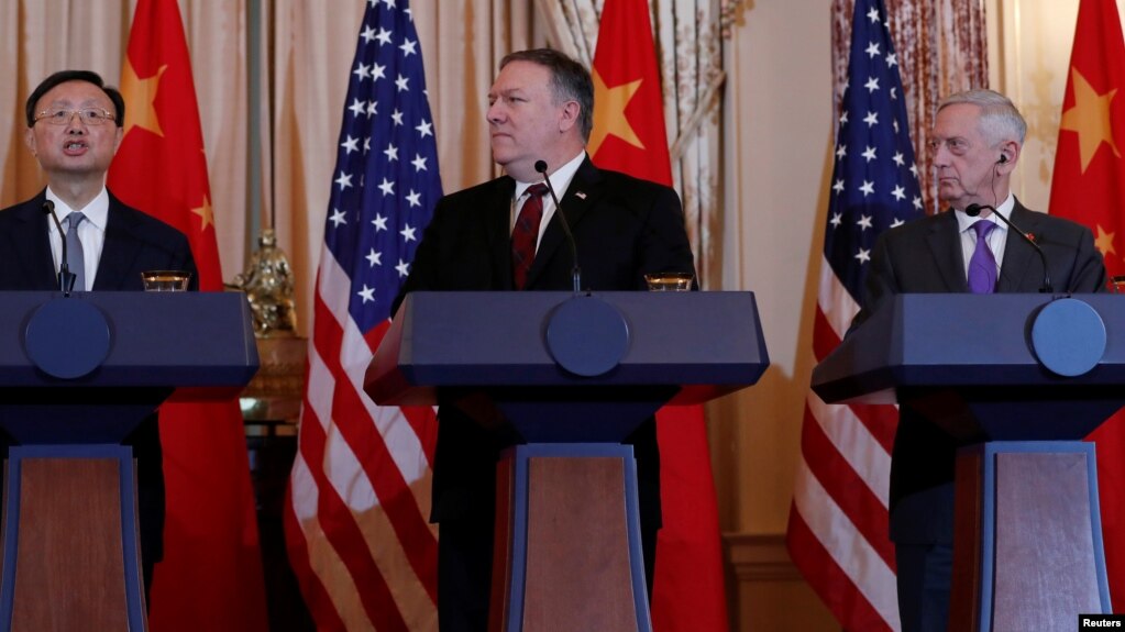 Ngoại trưởng Hoa Kỳ Mike Pompeo và Bộ trưởng Quốc phòng Jim Mattis nhìn đối tác từ Bắc Kinh, Ủy viên Quốc vụ Dương Khiết Trì.