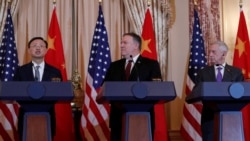 资料照片:美国国务卿蓬佩奥和美国国防部长马蒂斯在美中外交与安全对话会议后在华盛顿国务院举行的记者会上听中共外交主管杨洁篪讲话。（2018年11月9日）