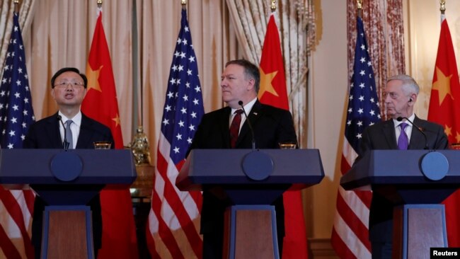 资料照片:美国国务卿蓬佩奥和美国国防部长马蒂斯在美中外交与安全对话会议后在华盛顿国务院举行的记者会上听中共外交主管杨洁篪讲话。(2018年11月9日)