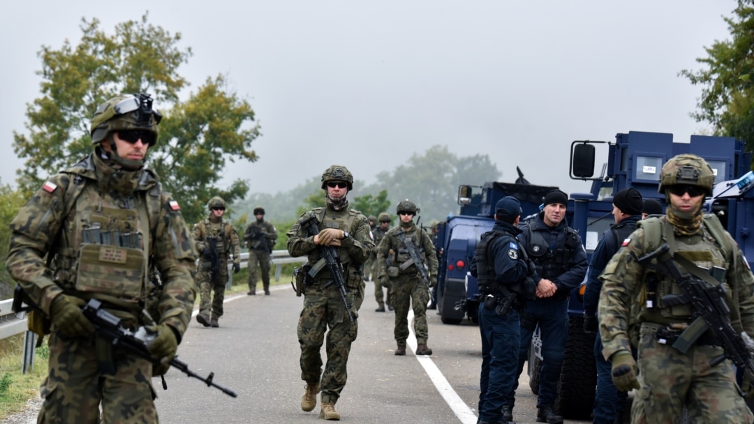 Pripadnici mirovnih snaga KFOR-a patroliraju u blizini graničnog prelaza Jarinje između Kosova i Srbije, Kosovo, 2. oktobra 2021. (Foto: Rojters, Laura Hasani)