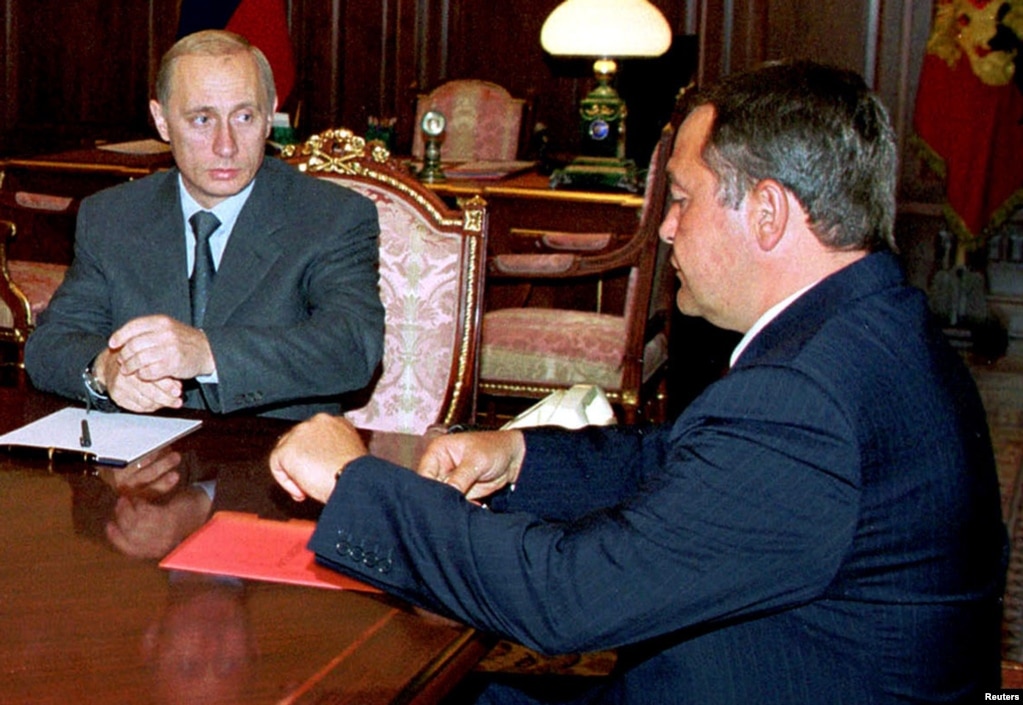 俄罗斯总统普京(左)2000年8月28日听取当时的传媒部长汇报有关事件事态发展(photo:VOA)