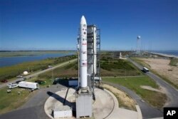 Amasatellite athwalwa ngama rockets anje. Le kwakuyi Lunar Atmosphere and Dust Environment Explorer ayayithwelwe yiMinotaur V rocket. (AP)