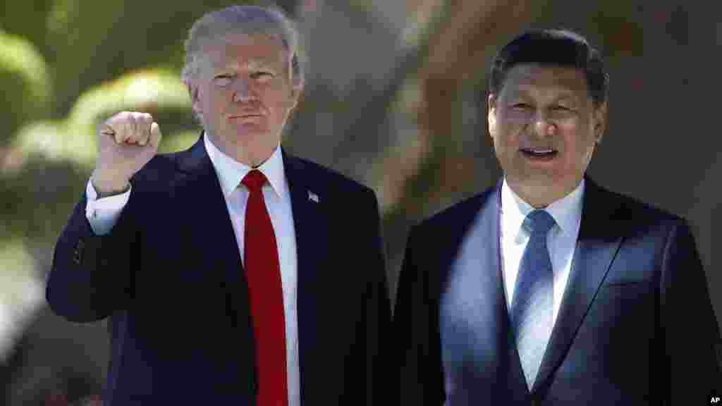 Le président Donald Trump et le président chinois Xi Jinping posent pour des photos à Mar-a-Lago, à Palm Beach, Floride, 7 avril 2017. &nbsp;