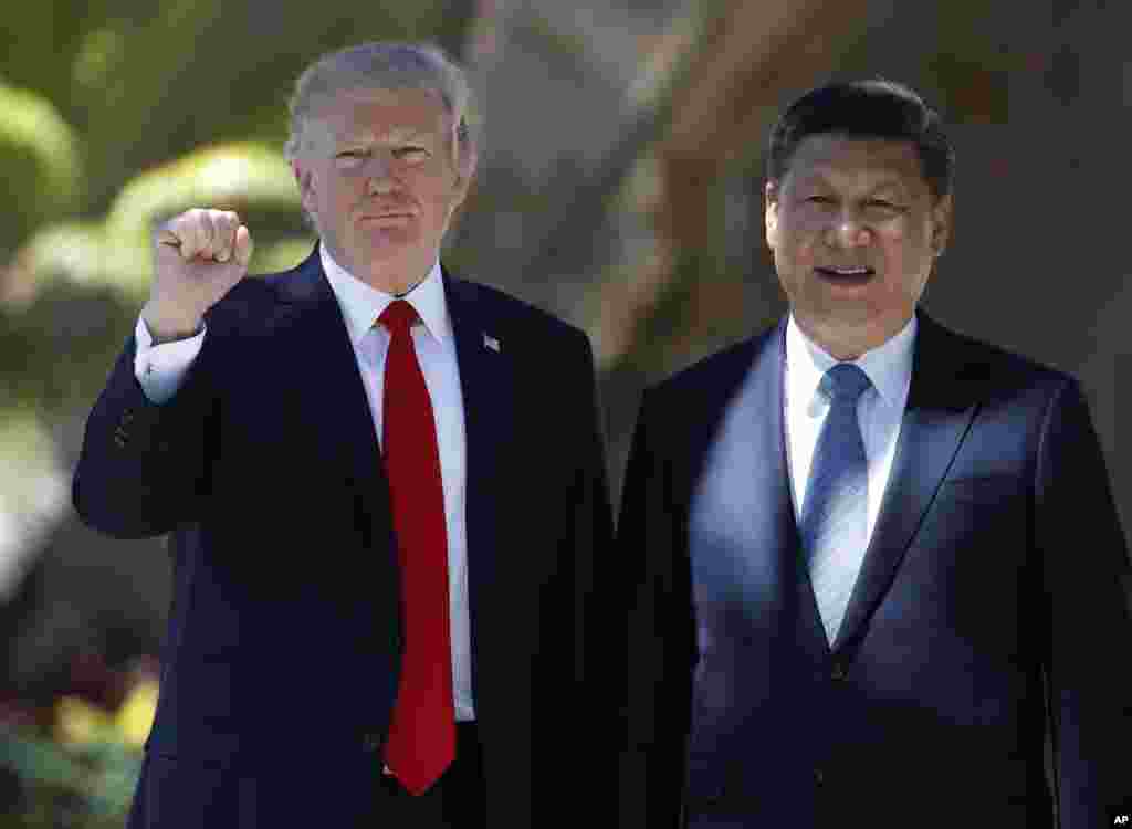 Presidente Donald Trump e o Presidente chinês Xi Jinping posam para os fotógrafos em Mar-a-Lago, Palm Beach, Flórida. Abril 7, 2017.