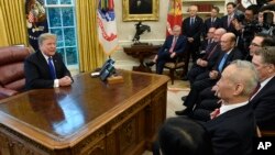 도널드 트럼프 미국 대통령이 지난달 22일 백악관 집무실에서 류허 국무원 부총리(오른쪽 첫번 째)를 면담하고 있다.