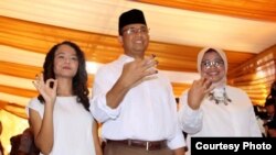 Calon gubernur Jakarta Anies Baswedan bersama istri dan putrinya memberikan suara di sebuah TPS (15/2). (Courtesy:Tim Pemenangan Anies-Sandi)