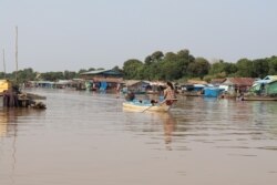 Villagers’ houses on Tonle Sap lake in Chhnuk Trou area of Kampong Chhnang province, on March 12, 2020. (Sun Narin/VOA Khmer)