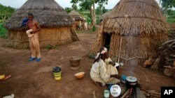 Seorang perempuan dari salah satu etnis di Nigeria memasak di dapur tradisional yang menggunakan tungku kayu (foto: dok). 