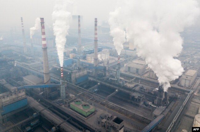 2018年2月17日，无人机的空拍照片显示陕西韩城钢铁厂及其排放的污染物。