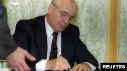 Президент СССР Михаил Горбачев подписывает указ о своей отставке . Москва. 25 декабря 1991 г.