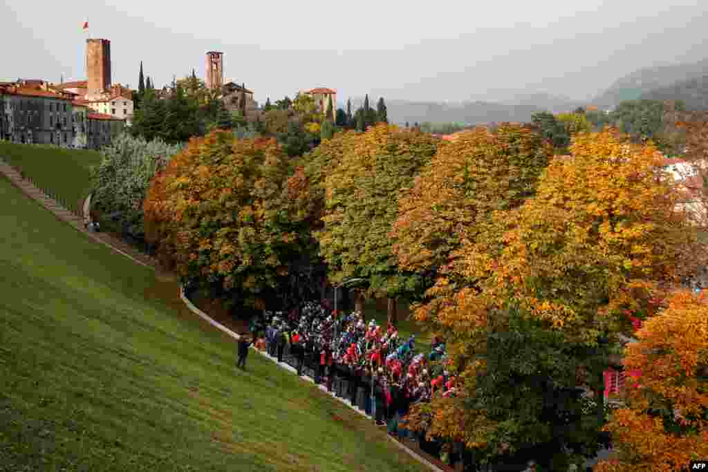 Para pebalap sepeda tampak pada etape ke-17 lomba balap sepeda Giro d&#39;Italia 2020, dengan rute sepanjang 203 kilometer antara Bassano del Grappa - Madonna di Campiglio di Italia, 21 Oktober 2020.