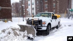 Una camioneta limpia nieve en Bowling Green, Kentucky, se prepara para ayudar a automovilistas atrapados en la ruta interestatal 75.