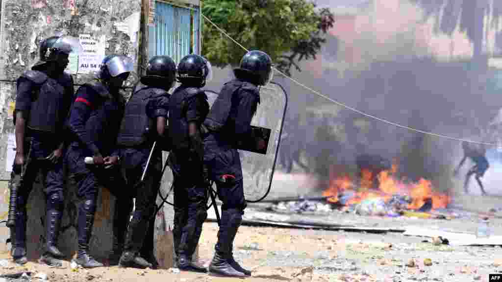 La police sénégalaise affronte les étudiants lors des manifestations à l&#39;Université Cheikh Anta Diop de Dakar le 16 mai 2018