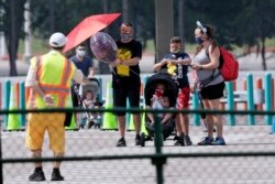 Pengunjung memasuki Magic Kingdom di hari pertama pembukaan kembali Walt Disney World, Florida (AP Photo/John Raoux)