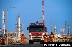Kilang Balongan milik Pertamina. (Foto: dok). Empat tanki kilang minyak Pertamina di Balongan ini, mengalami kebakaran, Senin, 29 Maret 2021. (Foto: Courtesy/Pertamina)