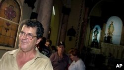 Cuban opposition leader Oswaldo Paya leaves after reading a statement about his Varela Project in La Inmaculaca Concepcion Church in Havana. (file)