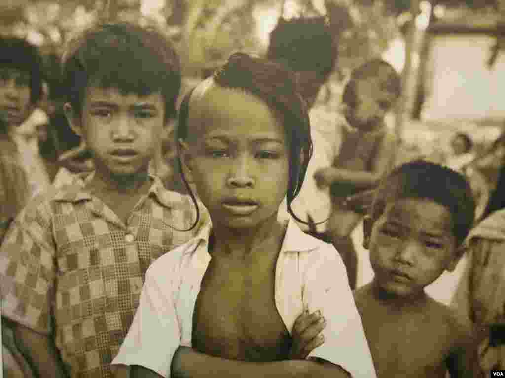 រូបថតថតដោយលោក Michael Vickery ដែលត្រូវបានដាក់បង្ហាញនៅក្នុងពិពរណ៌រូបថតនៅមជ្ឈមណ្ឌលបុប្ផាណា កាលពីថ្ងៃព្រហស្បតិ៍ ទី១១ ខែតុលា ឆ្នាំ២០១៨។ (ណឹម សុភ័ក្រ្តបញ្ញា/VOA)
